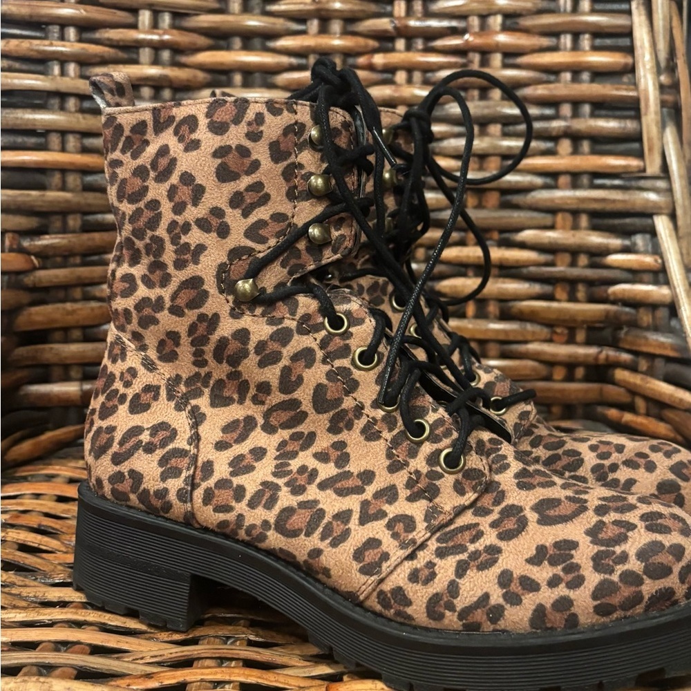 MIA Mika Leopard Print Combat Boots in size 7.5 great condition! - Picture 5 of 12